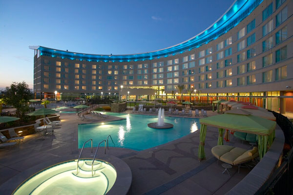 Outdoor pool and hot tub of lemoore hotel at night